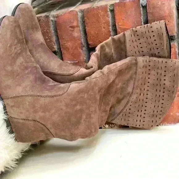 Seven Dials Dillon woman’s fashion boot, size 5.5, brown suede, 10’ zipper - Picture 2 of 8